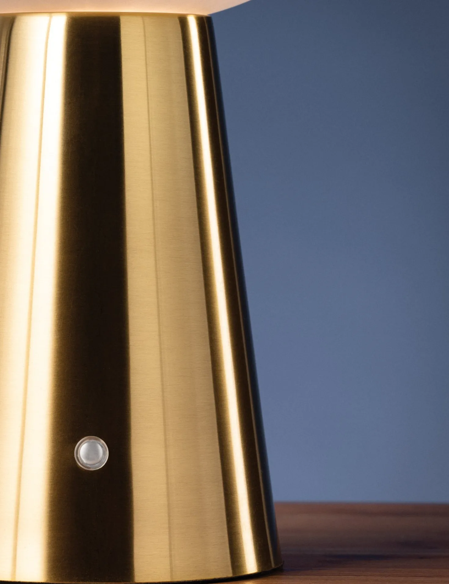 Clavel Mini Cordless Table Lamp