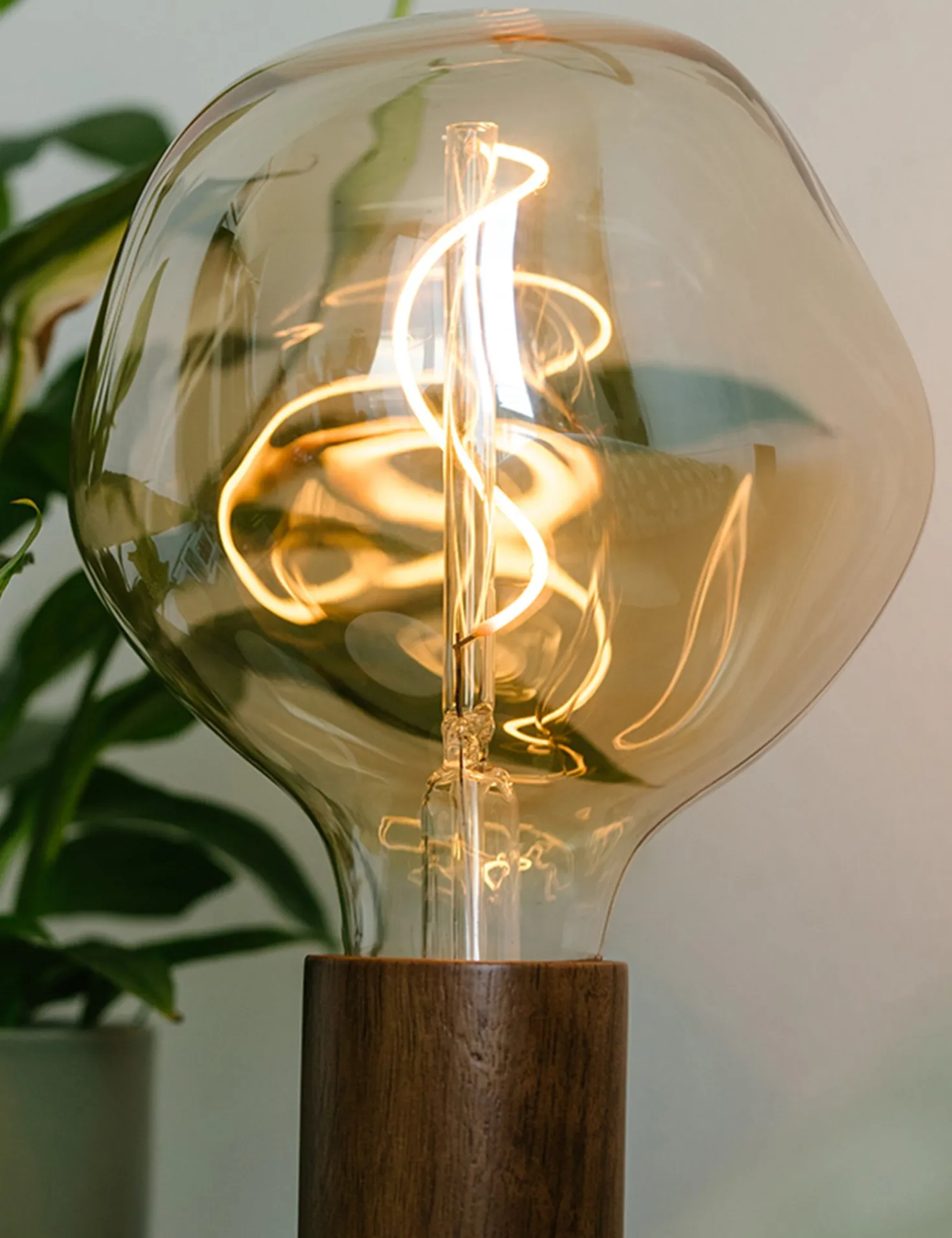 Knuckle Table Lamp with Voronoi I by Tala