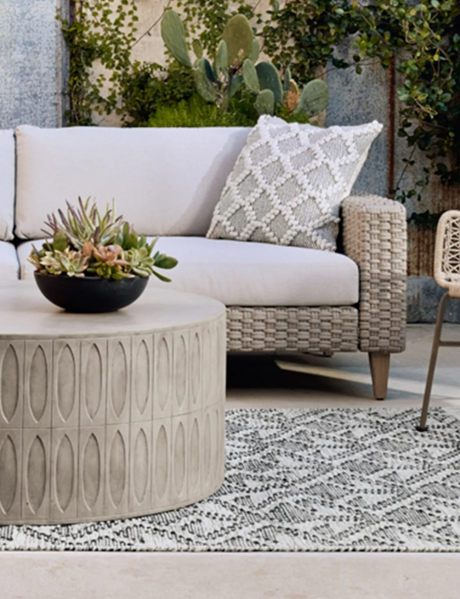 Mal Indoor / Outdoor Round Coffee Table